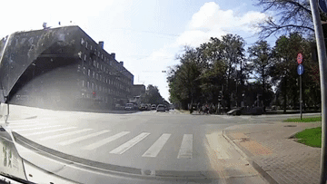 Sang đường bất cẩn, siêu xe Lamborghini Huracan Performante Spyder trả giá đắt