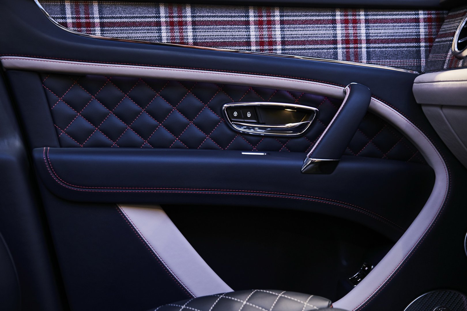 Ốp cửa trên Bentley Bentayga Businessman