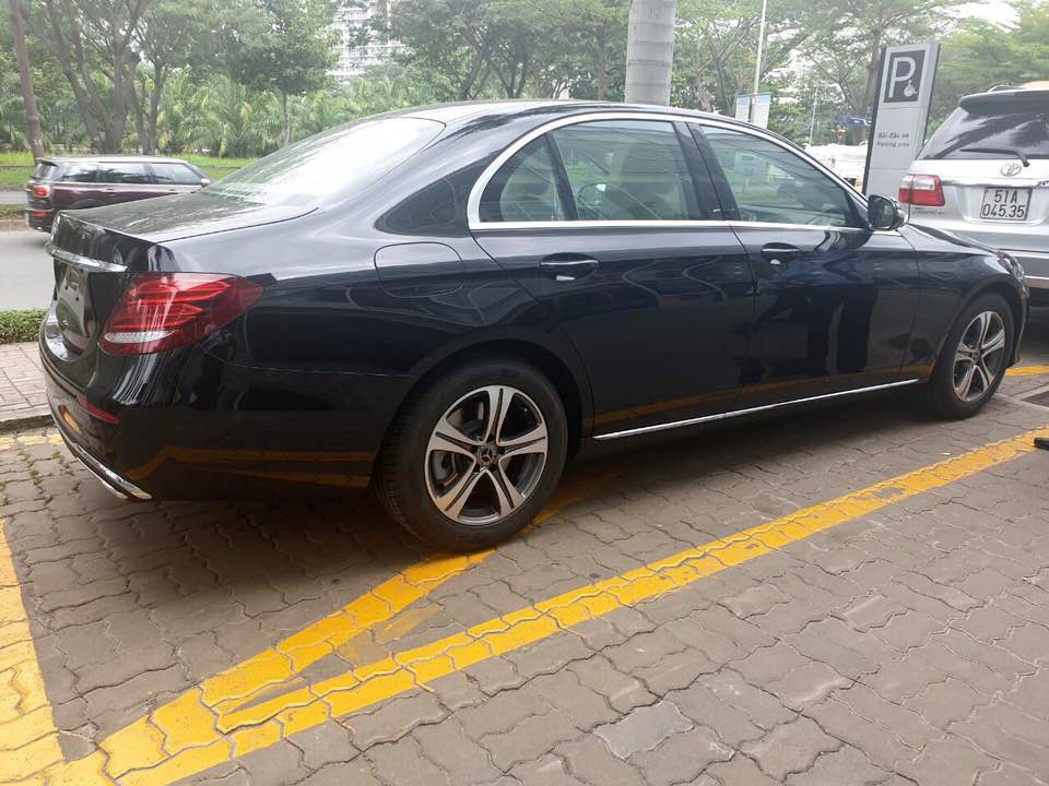 Chiếc Mercedes-Benz E350 sẽ có ngoại hình y hệt E300, chỉ khác về trang bị và động cơ