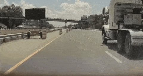 Tesla Model 3 đâm thẳng vào cọc cảnh báo, chủ xe đổ lỗi cho nhà sản xuất