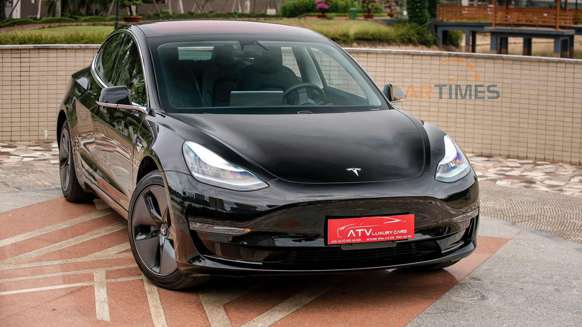 Chiếc Tesla Model 3 có màu đen đi kèm la zăng khá độc đáo