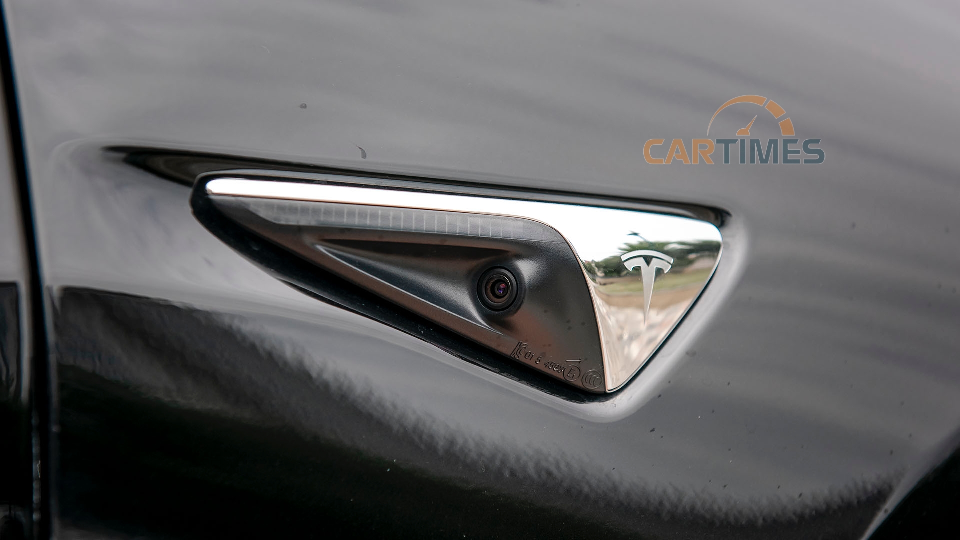 Camera ở bên hông xe Tesla Model 3
