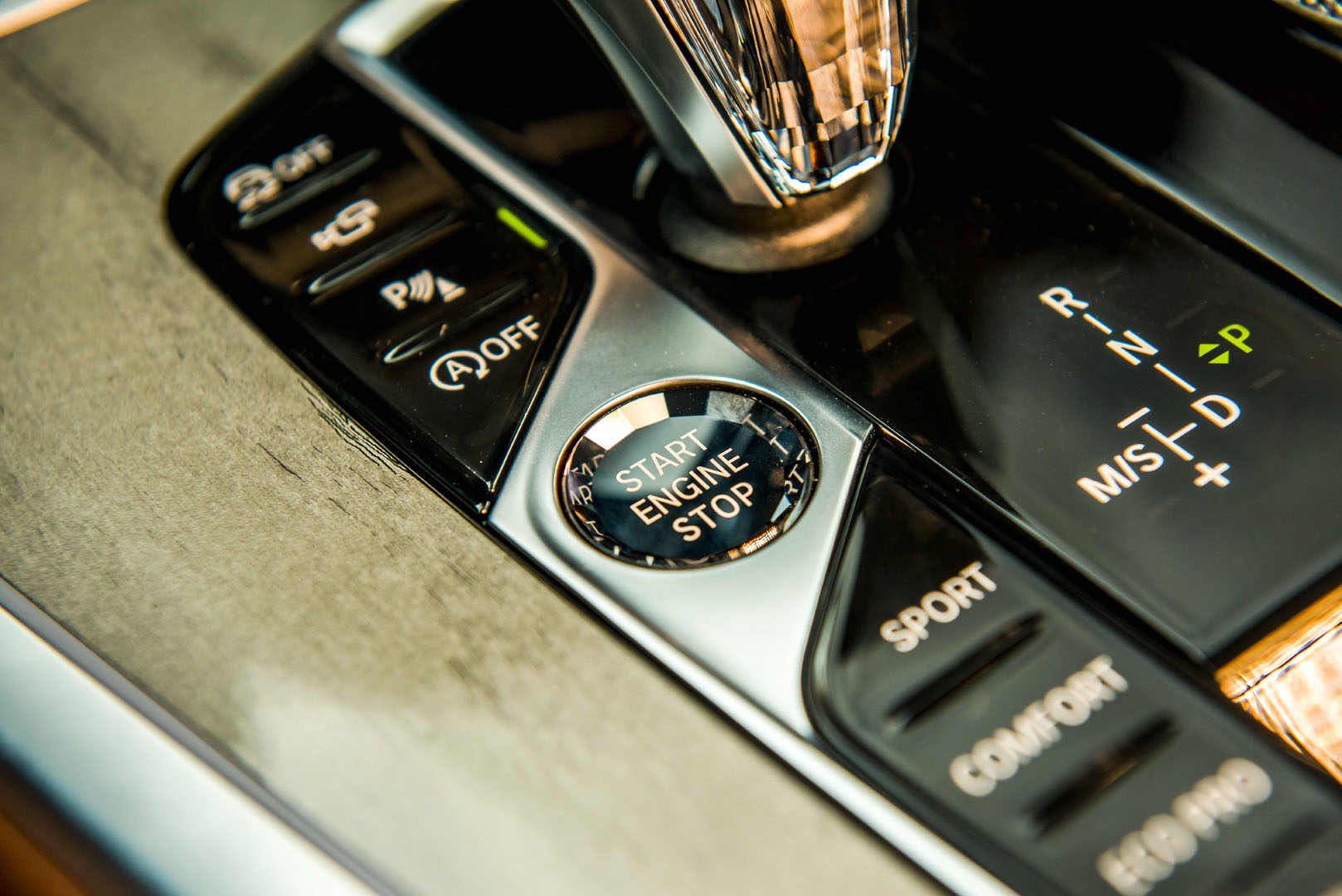 Nút Start/Stop trên BMW với gia công tinh xảo