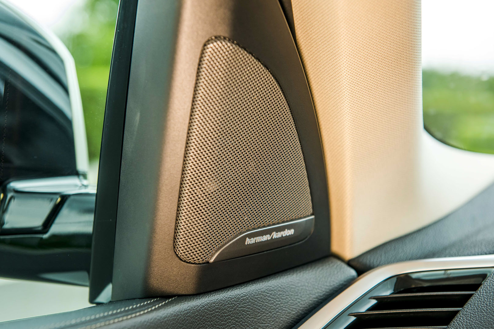 Hệ thống loa Harman Kardon 9 loa trên BMW X5 2019