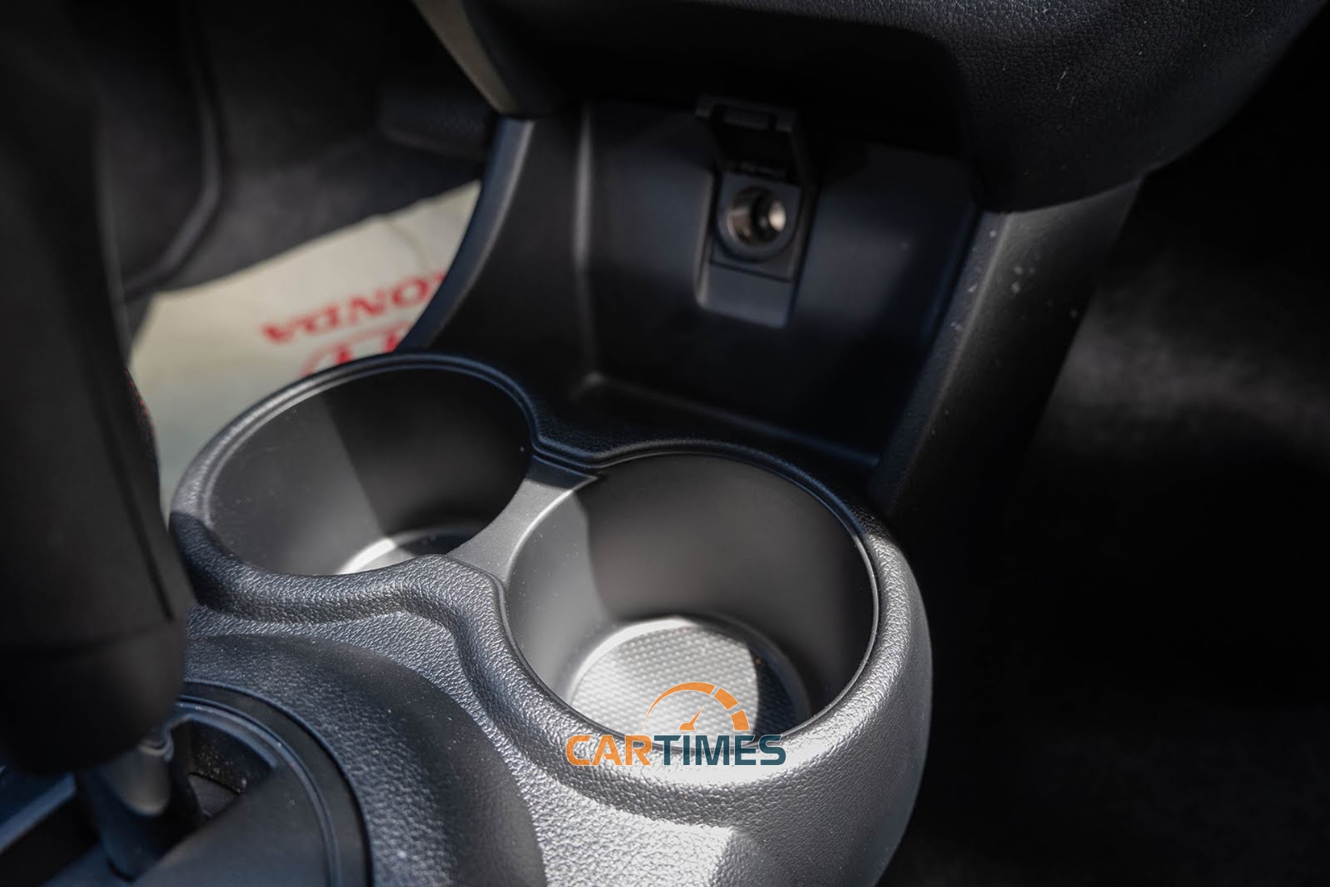 Khu vực cắm USB, để cốc trên Honda Brio