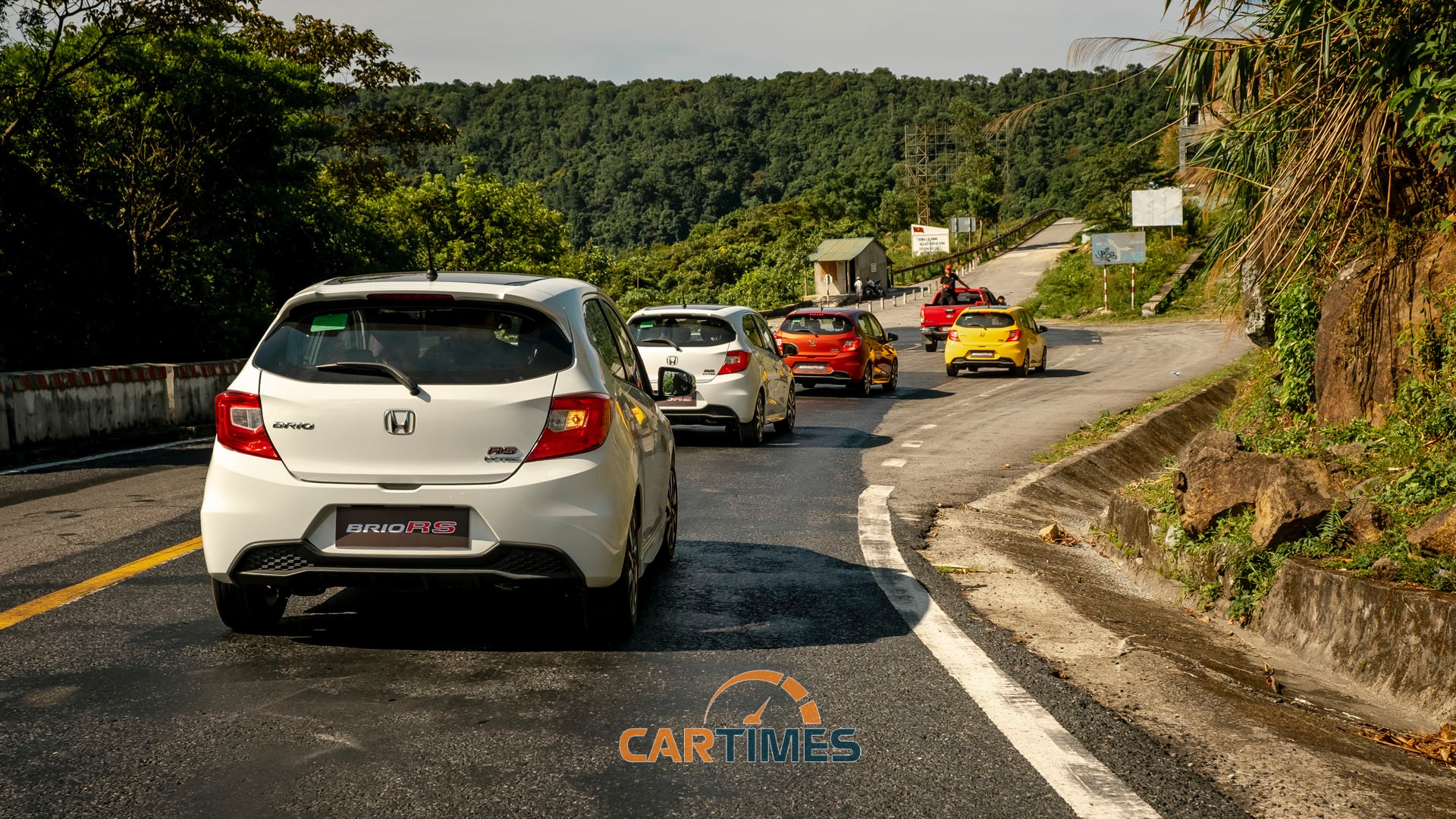 Những chiếc Honda Brio chinh phục đèo Hải Vân