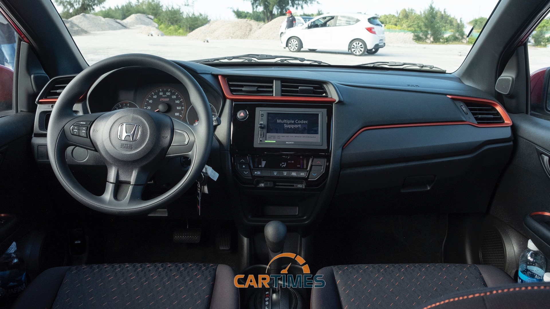 Tổng quan hàng ghế trước trên Honda Brio