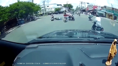 'Ninja' Vision chuồn êm sau khi vượt đèn đỏ gây tai nạn