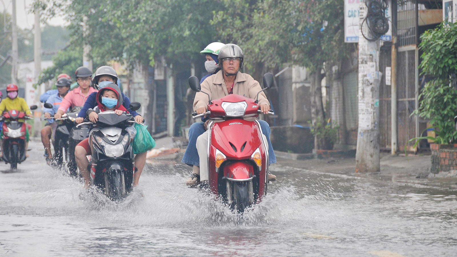 Giữ khoảng cách với các phương tiện khác