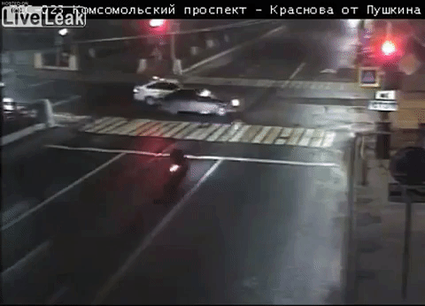 Xe máy cố vượt đèn đỏ và cái kết đáng sợ