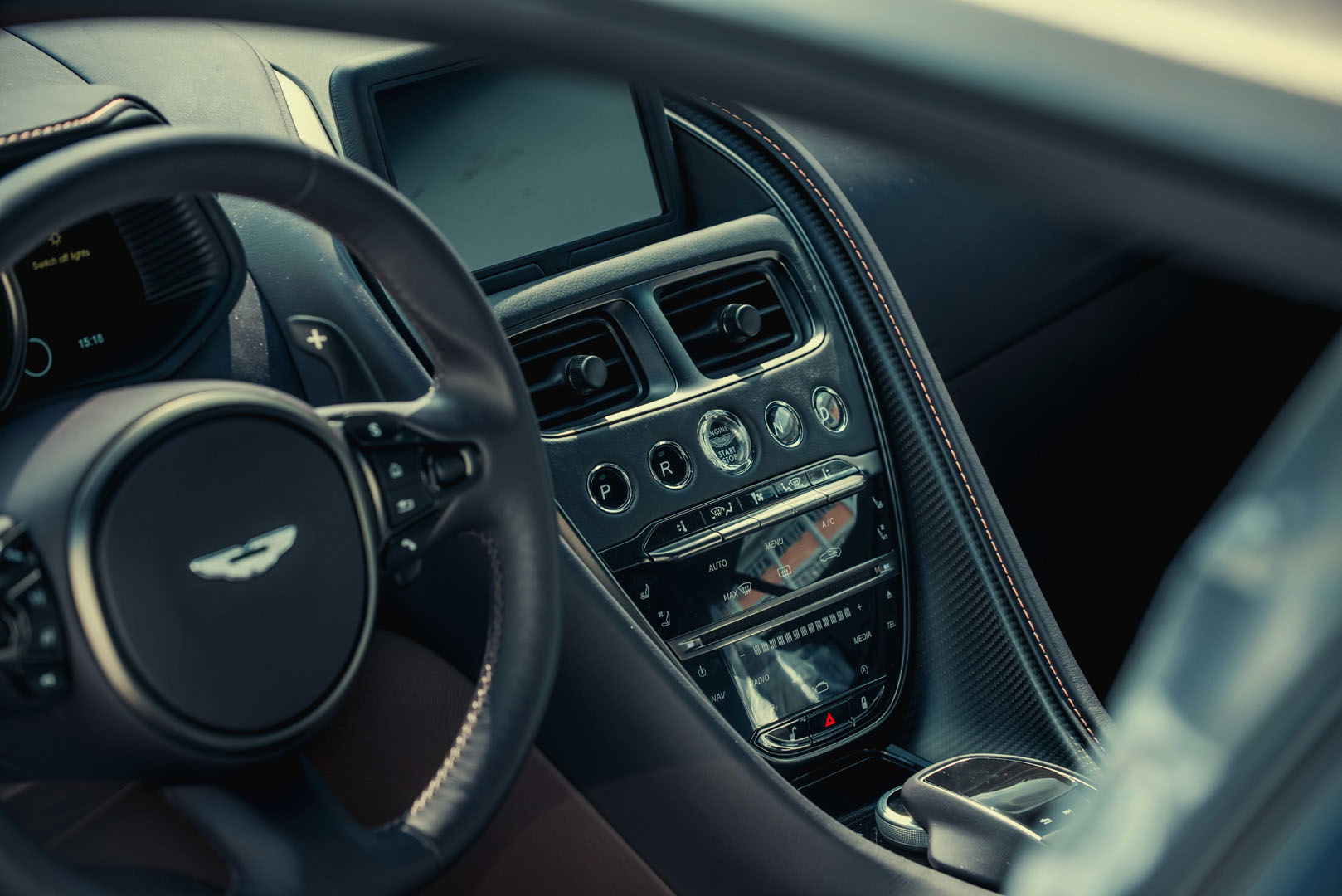 Aston Martin DB11 sang số bằng nút bấm