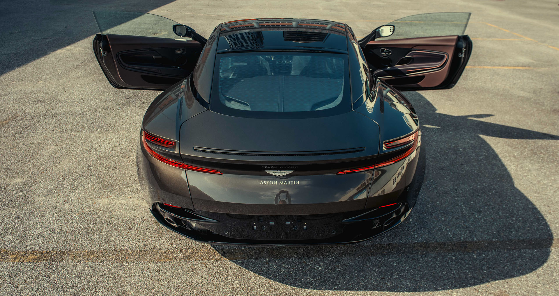 Aston Martin mở cửa mang hơi hướng cao lên trên