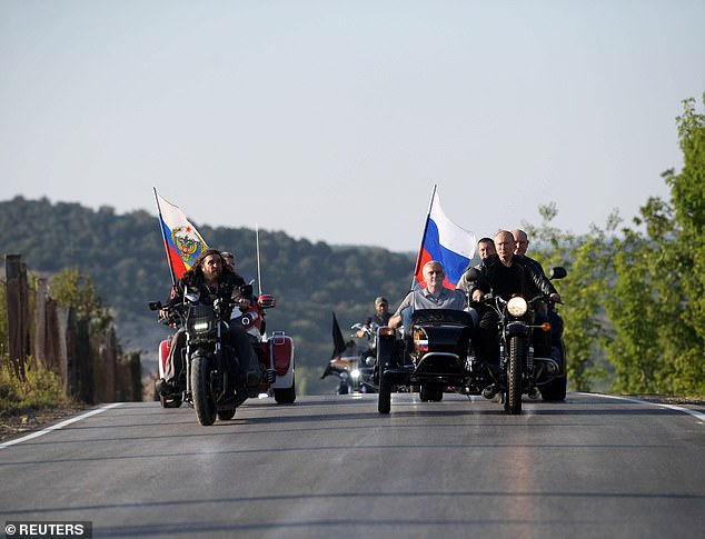 Ông Putin lái sidecar Ural dẫn đầu đoàn diễu hành