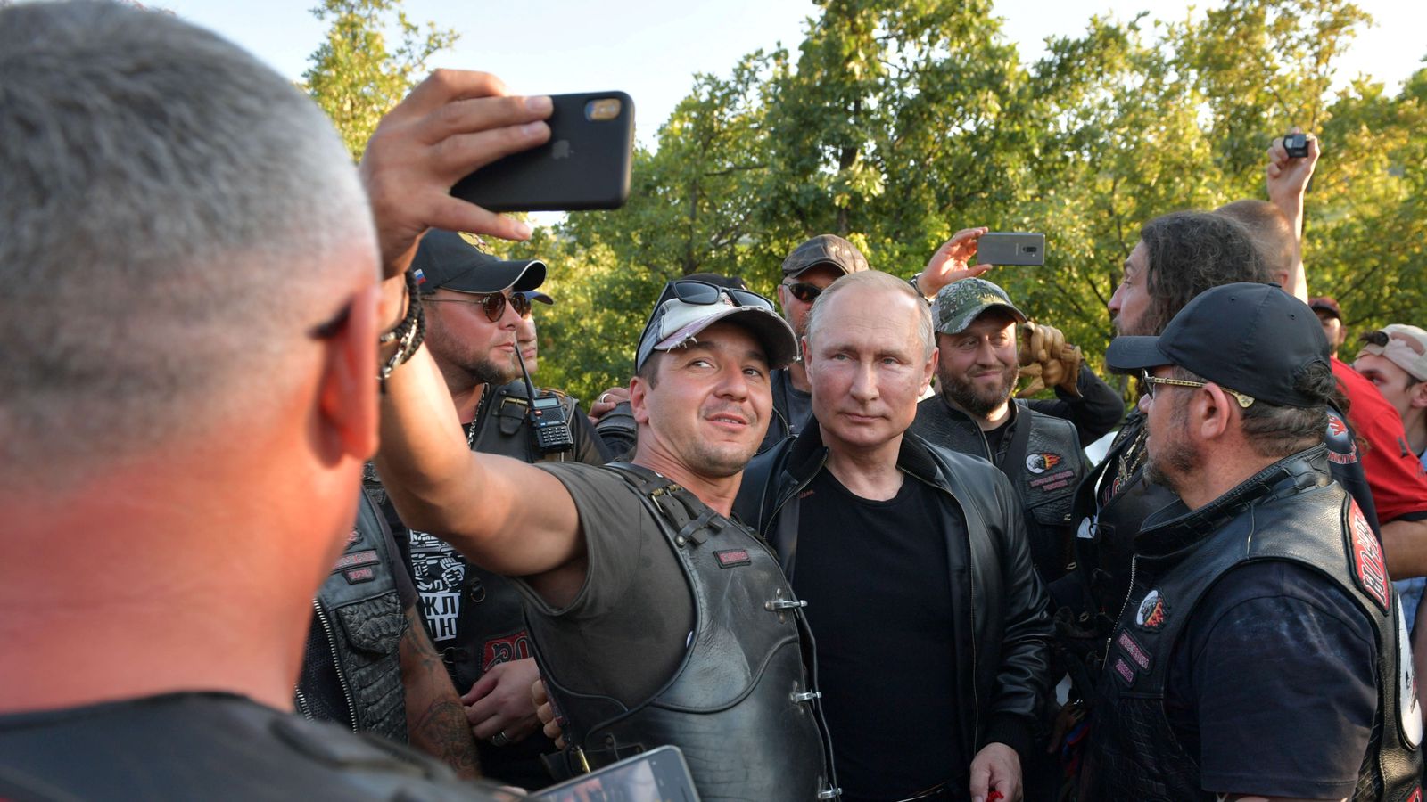 Ông Putin chụp ảnh selfie với các tay đua