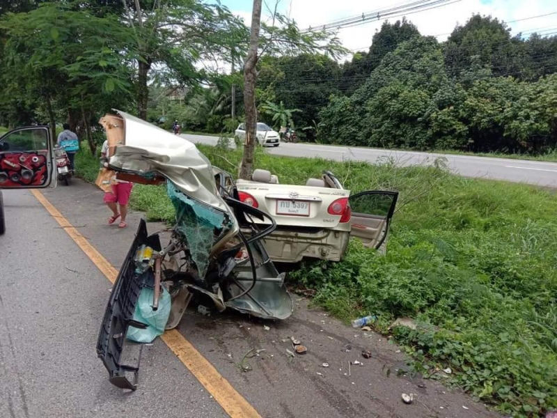 Trong khi đó chiếc Corolla Altis bên cạnh đã hoàn toàn biến dạng