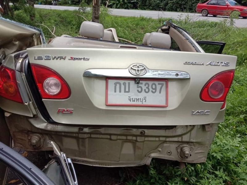 Chiếc xe Toyota Corolla Altis đâm vào gốc cây