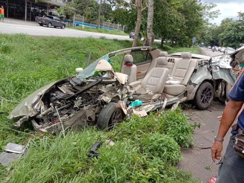 Chiếc Altis sau tai nạn chẳng khác nào đống sắt vụn