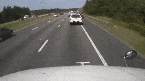 Ô tô phía trước phanh gấp, xe đầu kéo đâm tan nát loạt ô tô trên xa lộ