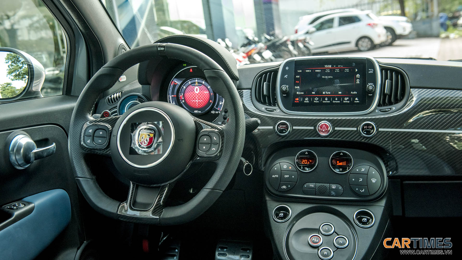 Khu vực điều khiển trung tâm của xe Fiat 500 Abarth 695 Rivale