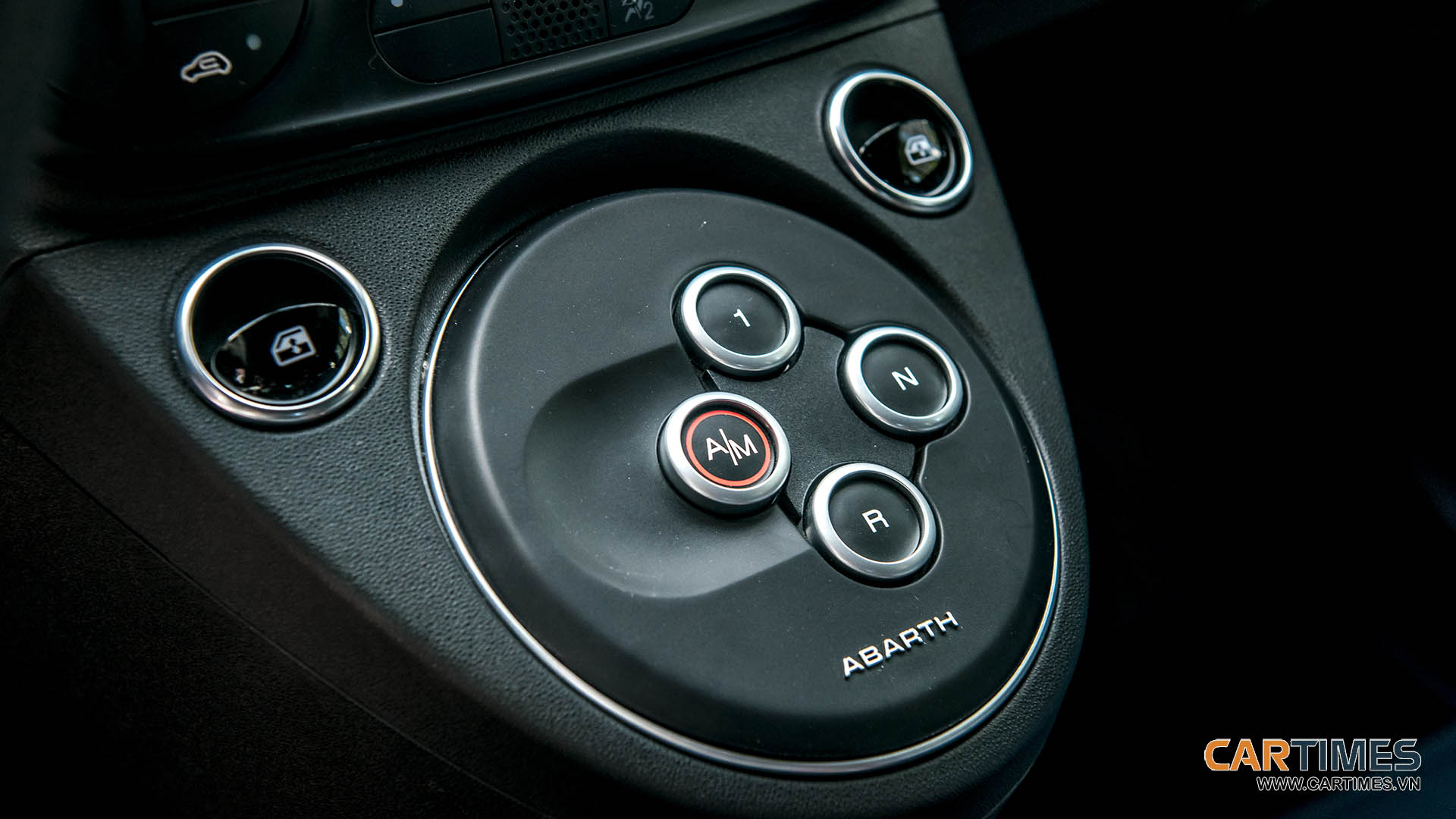 Khu vực chuyển số của xe Fiat 500 Abarth 695 Rivale