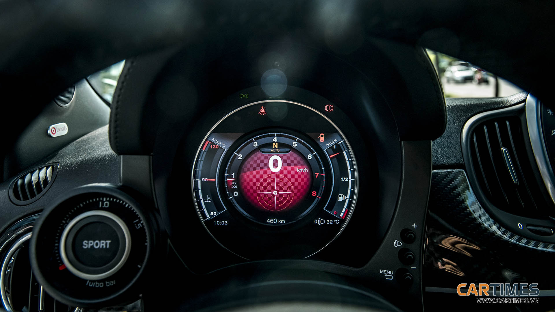 Đồng hồ hiển thị dạng tròn kĩ thuật số trên xe Fiat 500 Abarth 695 Rivale 