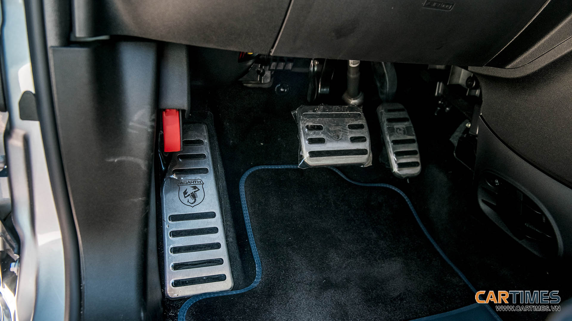 Bàn đạp chân ga/phanh có logo Abarth