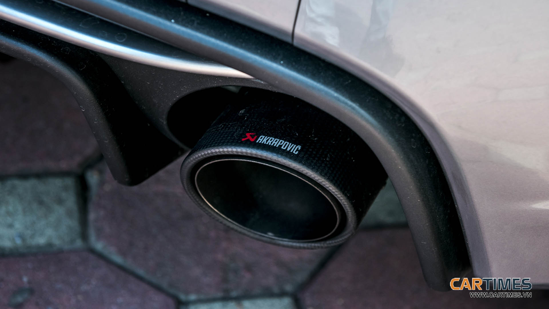 Ống xả xe hiệu Akrapovic