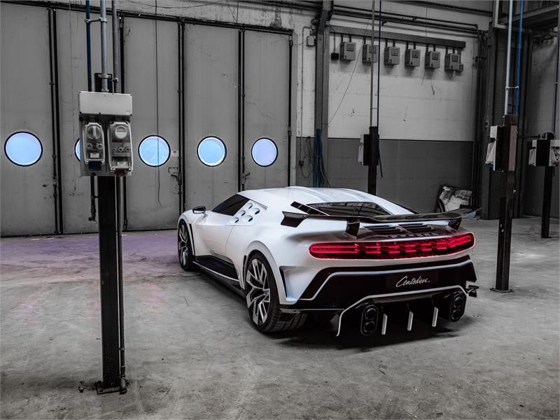 Thiết kế đuôi xe Bugatti EB110 Hommage