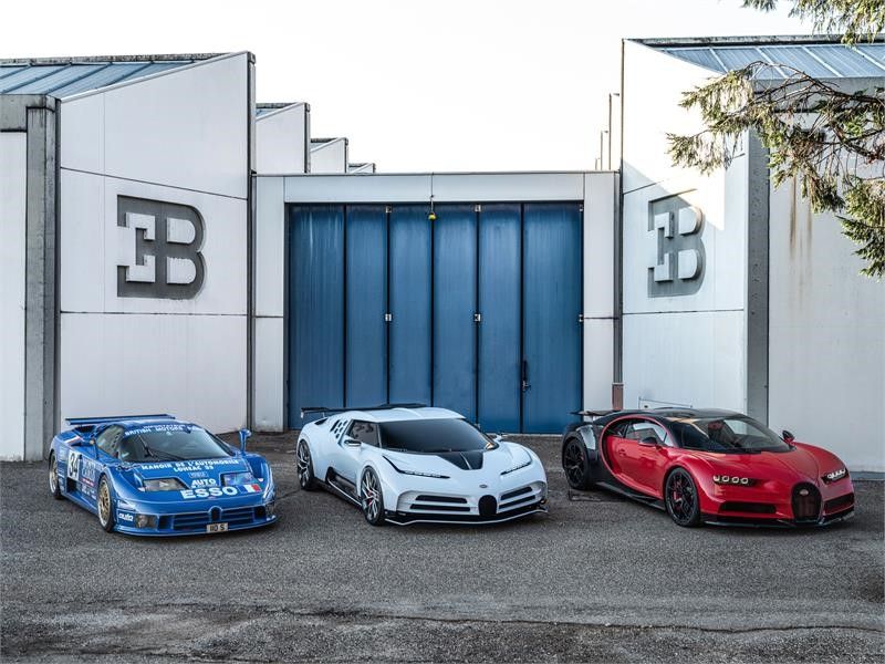 Ba thế hệ xe Bugatti với chiếc xe mới nhất EB110 Hommage
