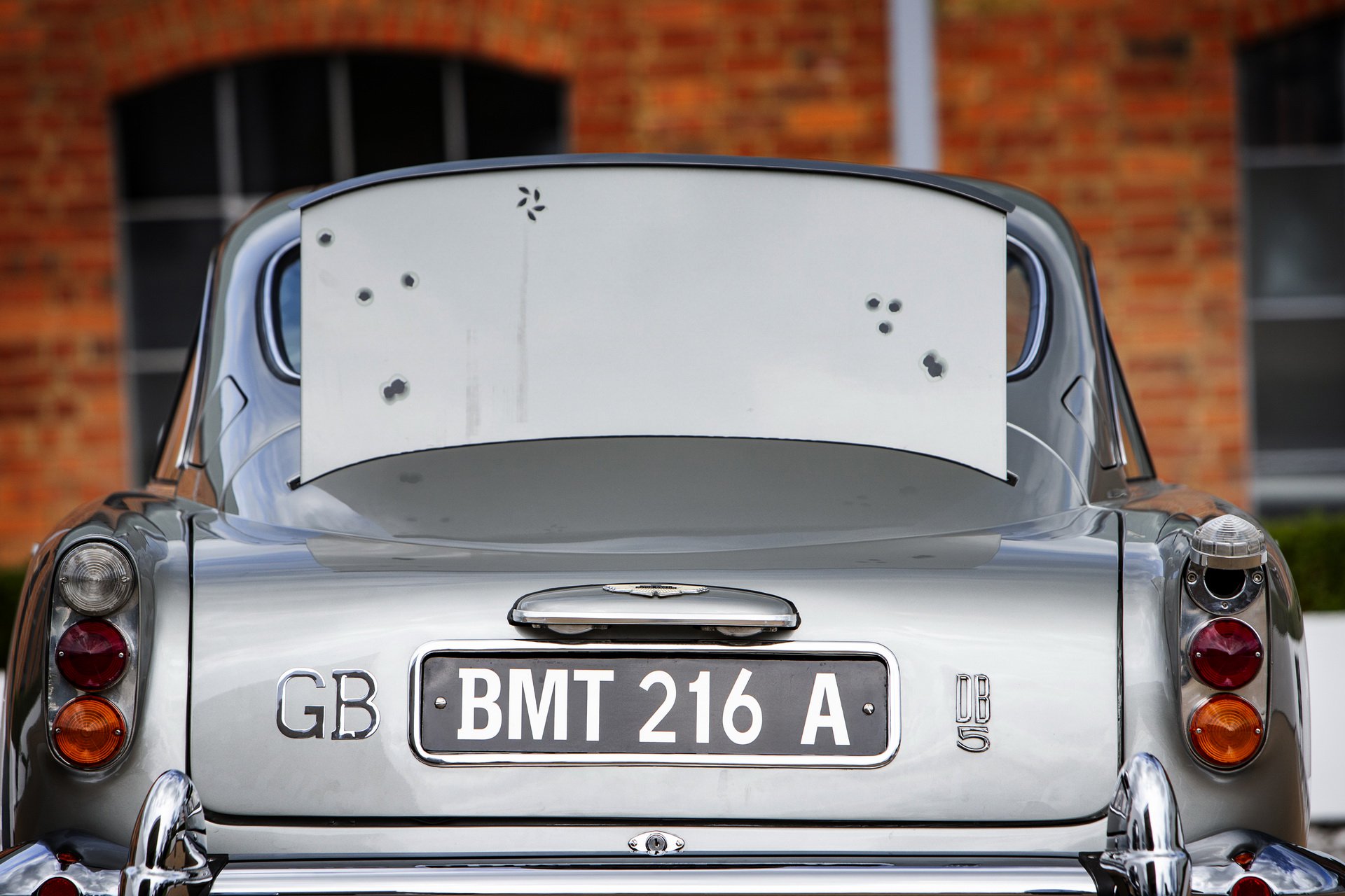 Tấm khiên phía sau xe Aston Martin DB5 phiên bản Goldfinger