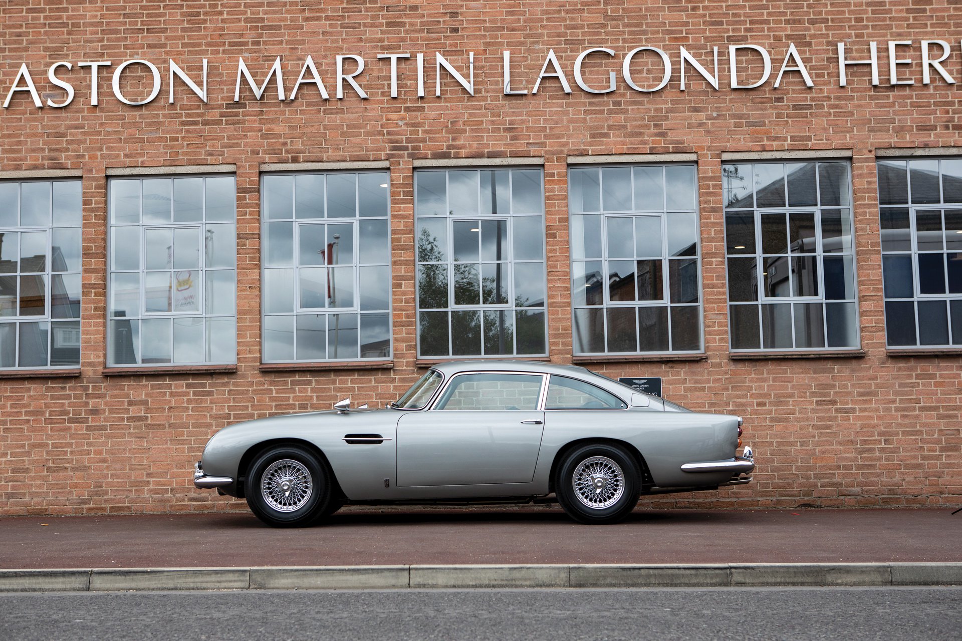 Thiết kế bên hông xe Aston Martin DB5 phiên bản Goldfinger