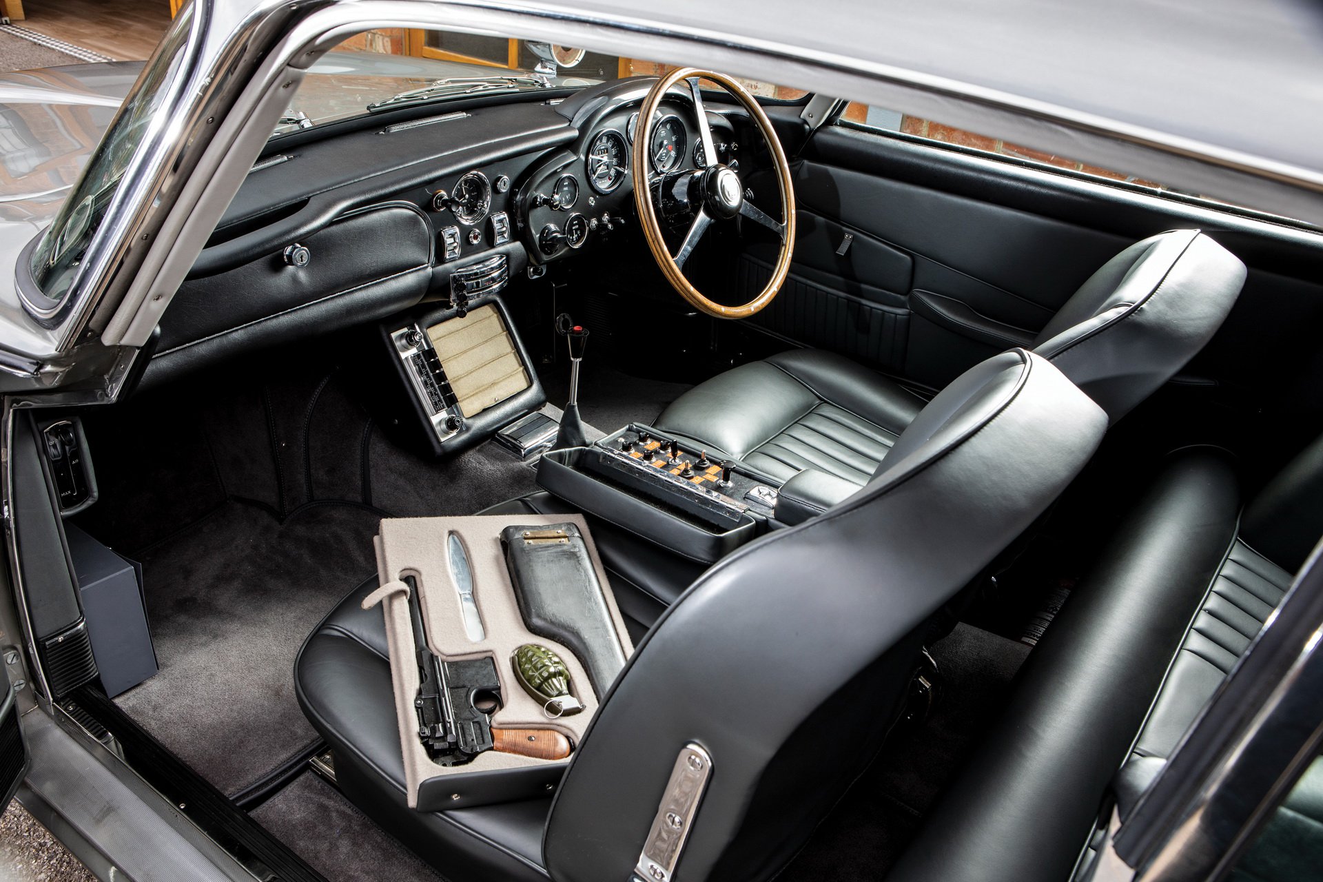 Cabin xe Aston Martin DB5 phiên bản Goldfinger