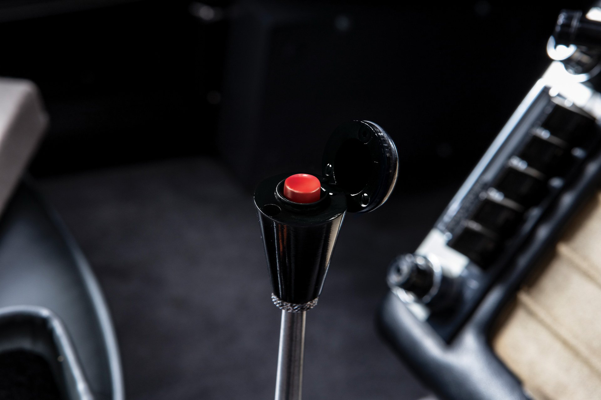 Nút bấm thoát hiểm trên xe Aston Martin DB5 phiên bản Goldfinger