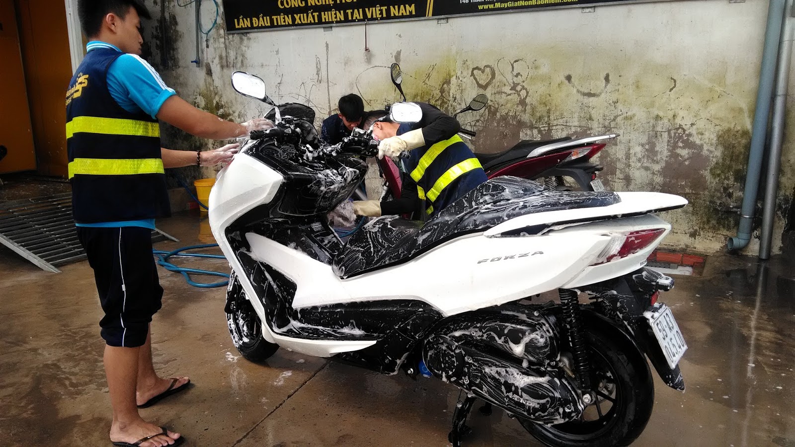 rửa xe máy sau khi bị ngập nước