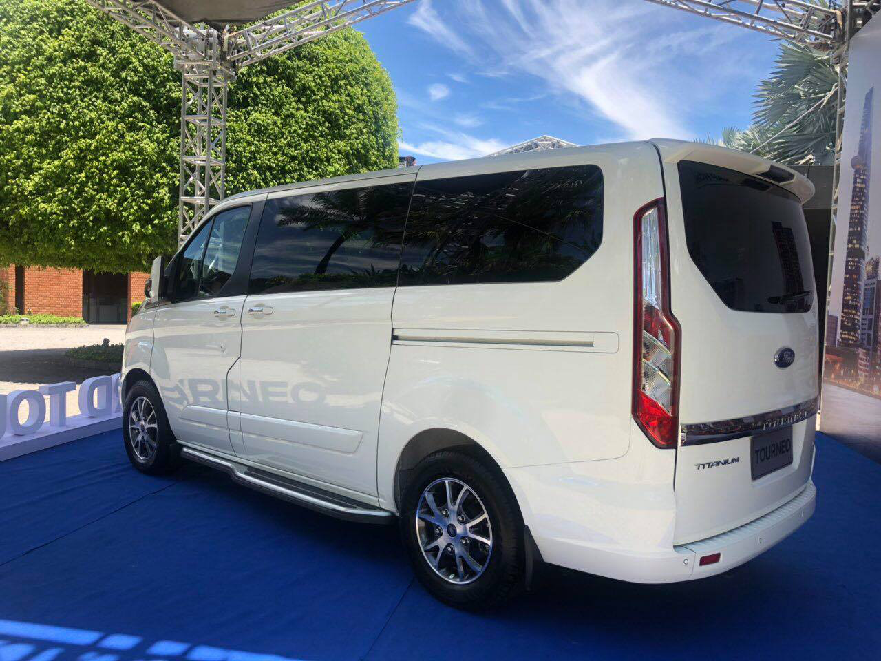 Đuôi xe Ford Tourneo