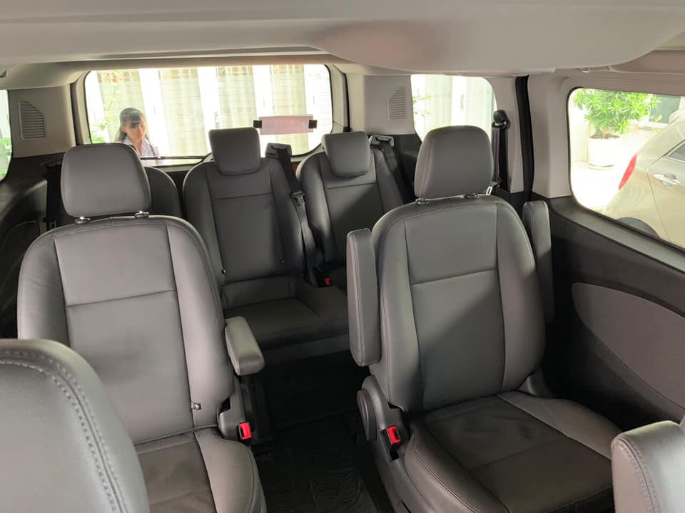 Hai hàng ghế sau của xe Ford Tourneo