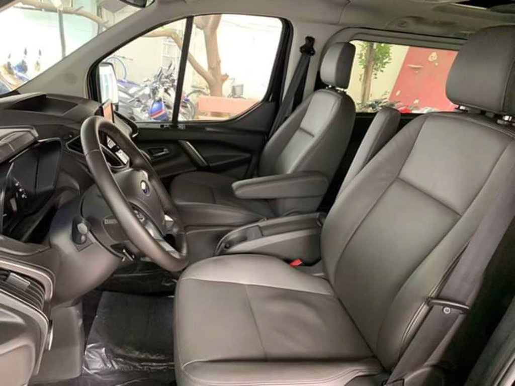 Hàng ghế trước xe Ford Tourneo