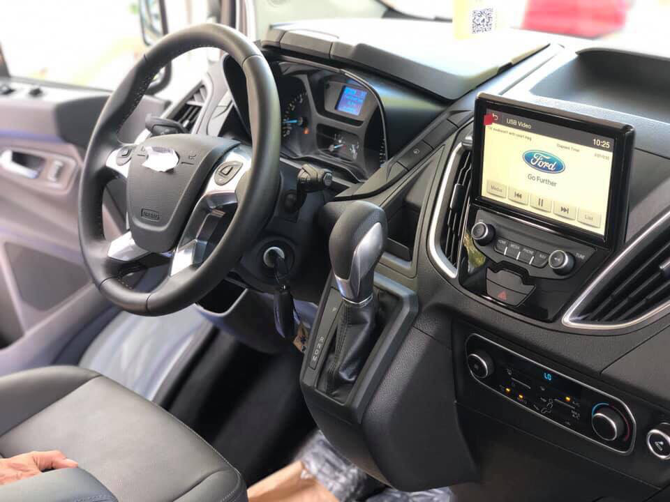 Vô lăng và khu vực điều khiển trung tâm của Ford Tourneo