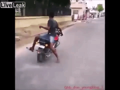 Thanh niên ngồi ngược lái xe máy biểu diễn trên phố và cái kết