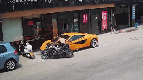 Thanh niên cởi trần lái mô tô đâm trúng siêu xe, bay 1,6 tỷ