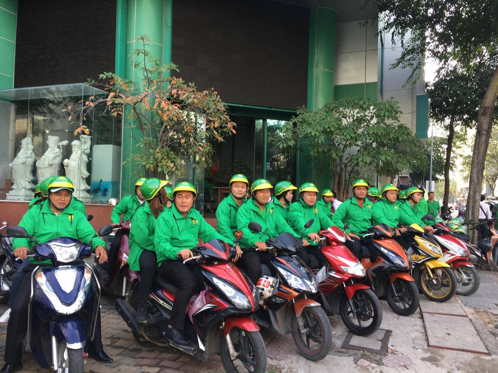 Tài xế "xe ôm" phải đăng ký với UBND phường, xã, thị trấn để được cấp biển hiệu hoạt động (thẻ hoạt động vận chuyển). 