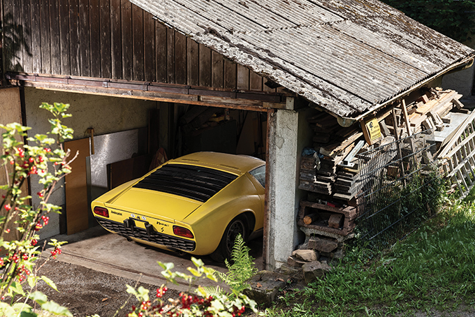 Siêu xe Lamborghini Miura P400 S hàng hiếm nằm trong nhà kho cũ nát