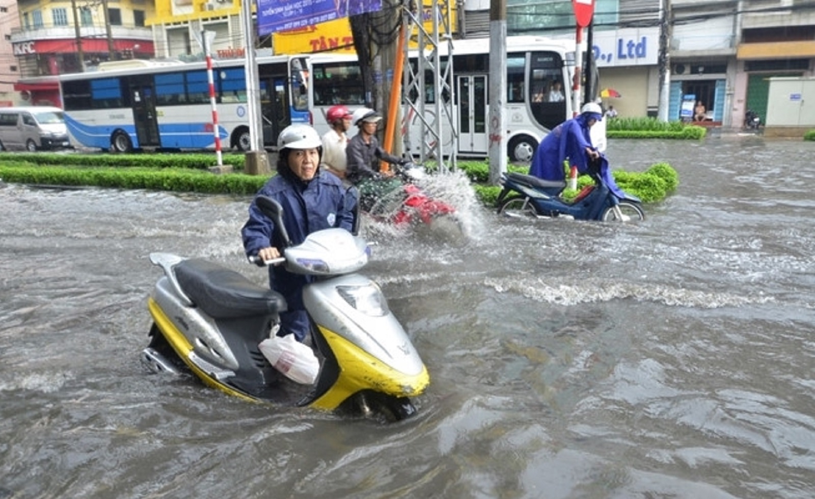 không dùng phanh khi đi qua chỗ ngập nước