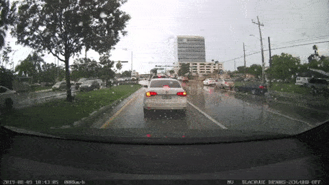 Chuyển làn không xi nhan, xe BMW gây tai nạn liên hoàn giữa trời mưa