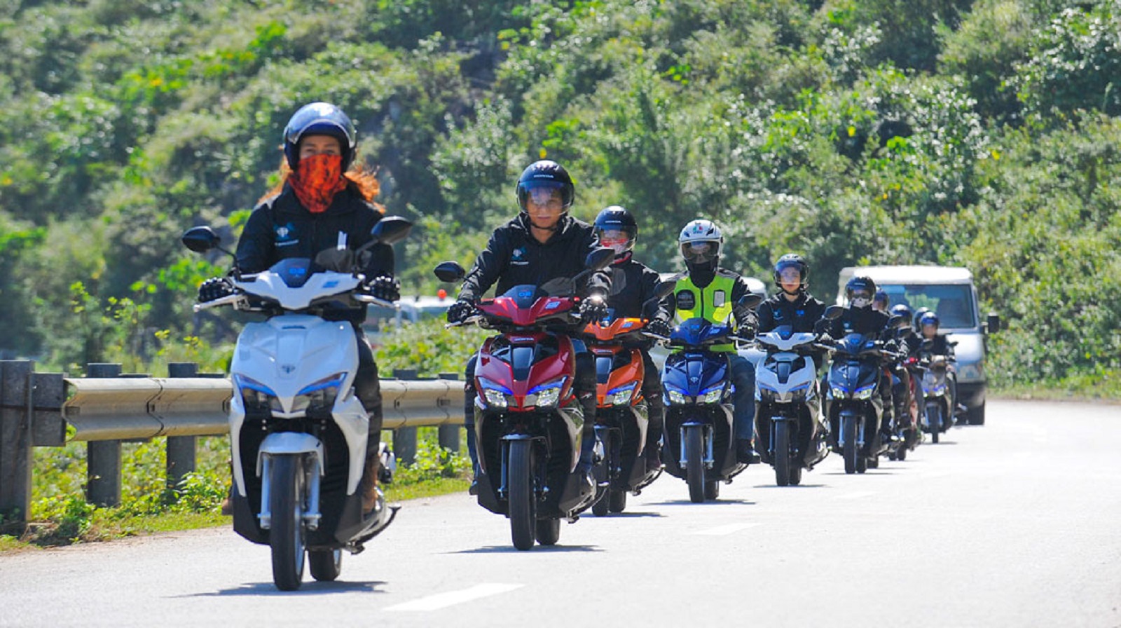 Khi tăng ga xe Air Blade từ 0 - 20km đầu xe hơi rung