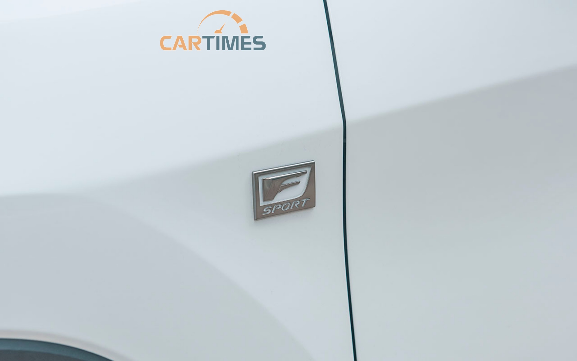 Logo F-Sport ở hông xe Lexus RX350 F-Sport 