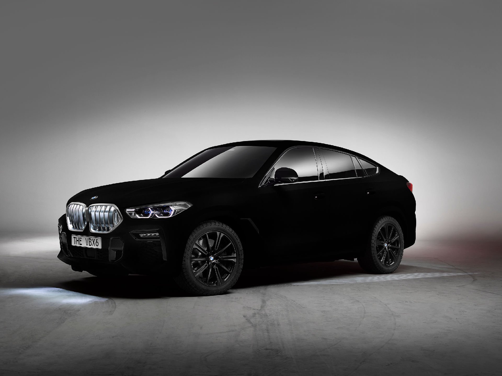 Chiếc xe BMW X6 được sơn màu đen Vantablack