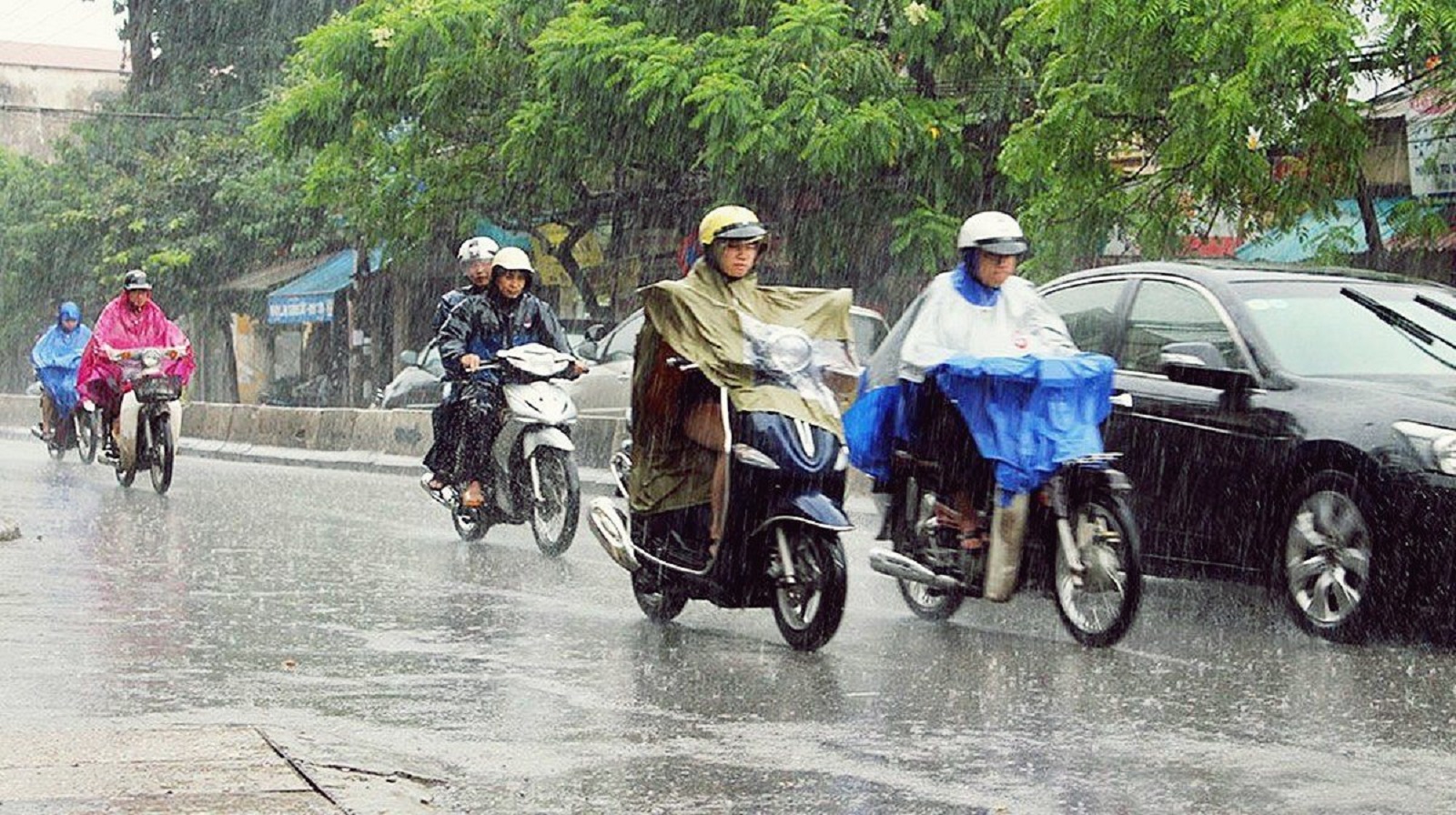 đi chậm khi trời mưa
