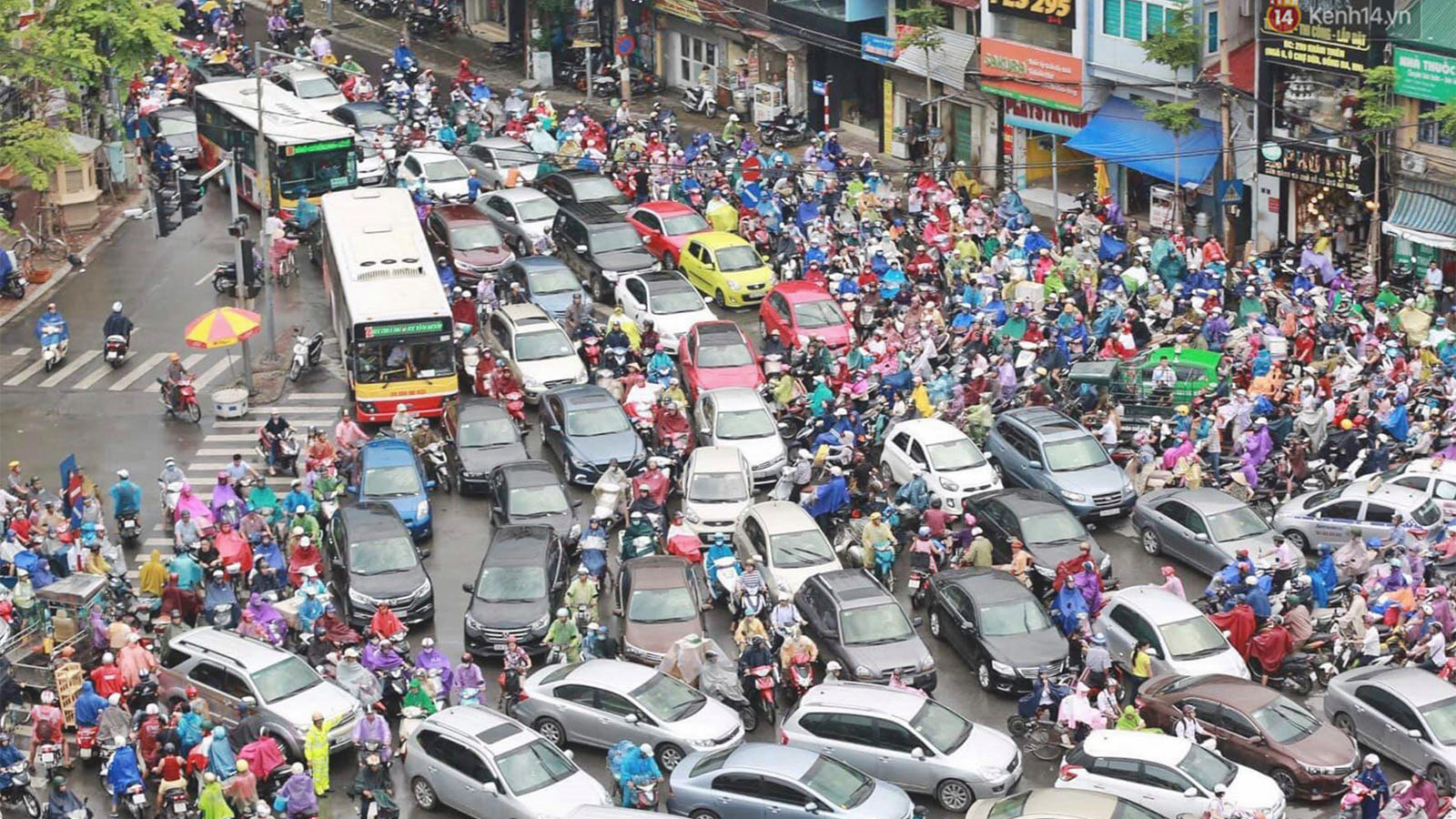 Đường tắc vì hành xử văn hoá giao thông kém