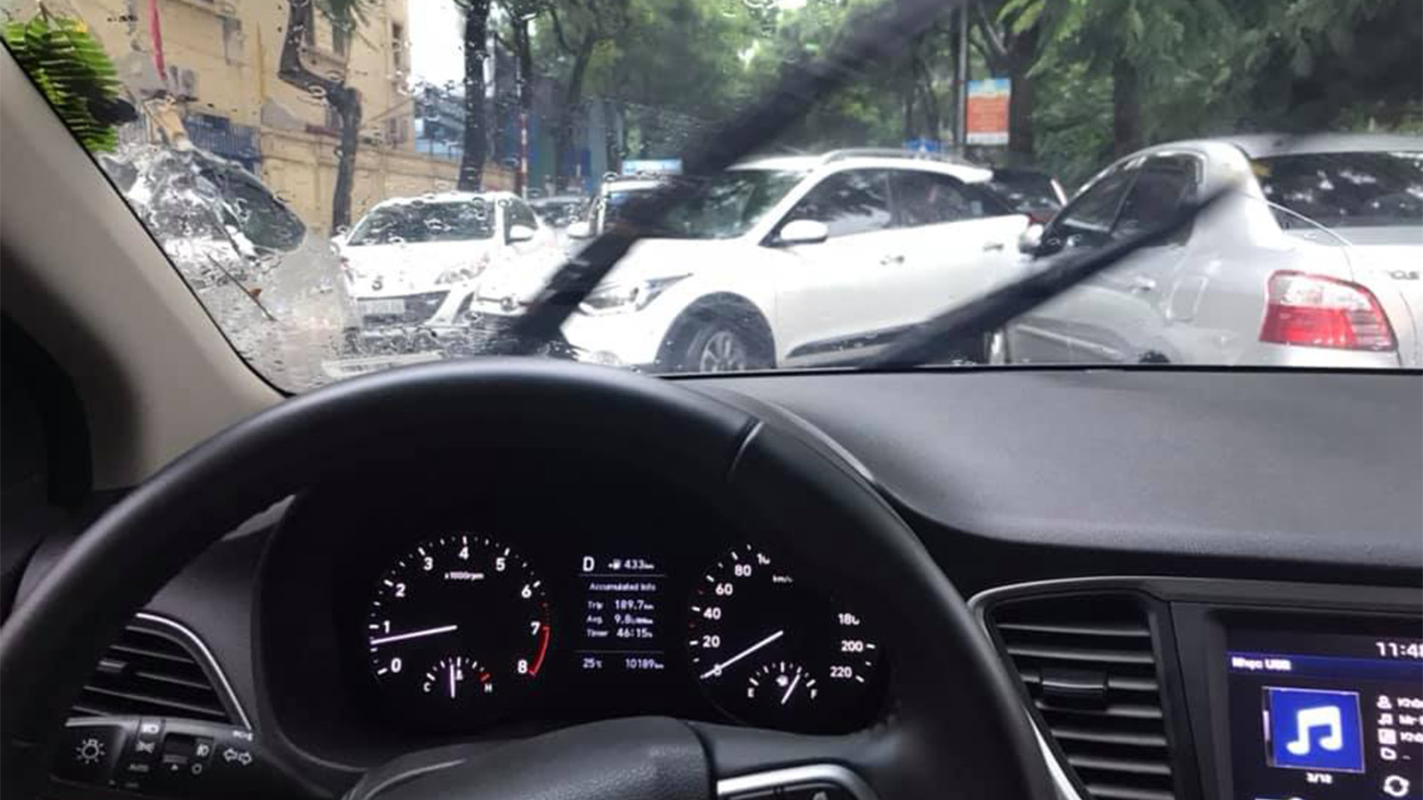 Xe 7 chỗ chen ngang dòng lưu thông